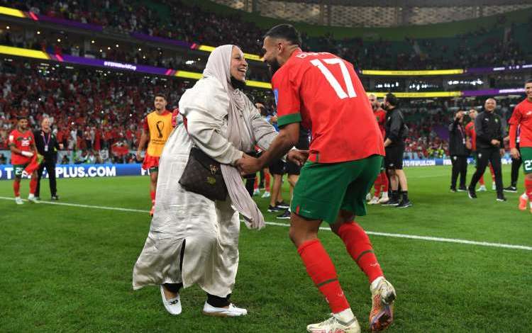 بوفال رفقة أمه لاعب كرة القدم الأم BOUFAL