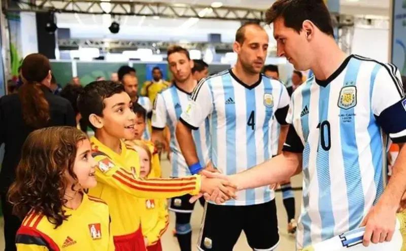 Enfants avec joueurs