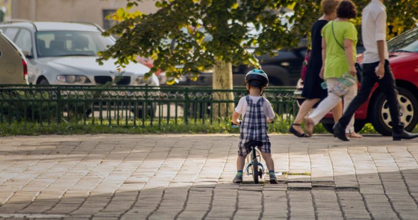 الأطفال. الطفل. المدينة